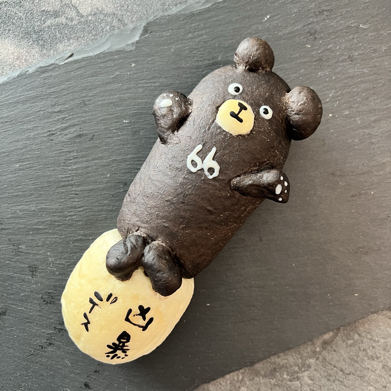 実物のろくろっくま クッキー＆クリーム味パン