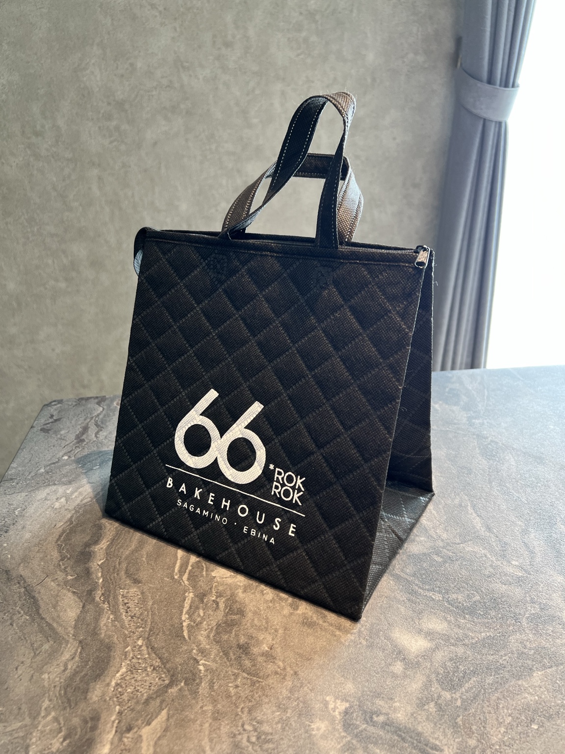 66 BAKEHOUSEロゴ入りの黒い保冷バッグ