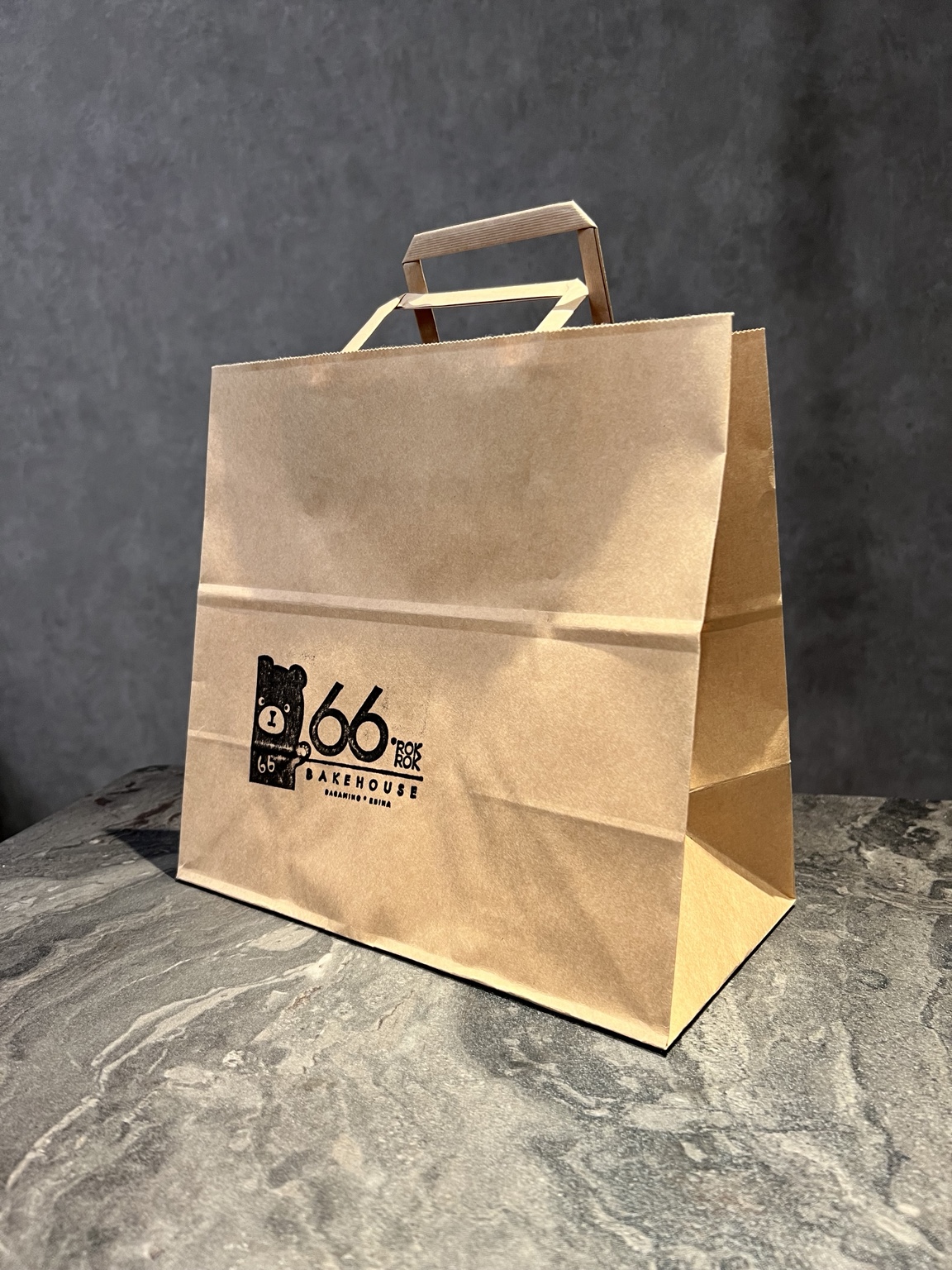 The食パンとマルチカラー食パンに無料で付く66 BAKEHOUSEロゴ入りクラフト紙袋