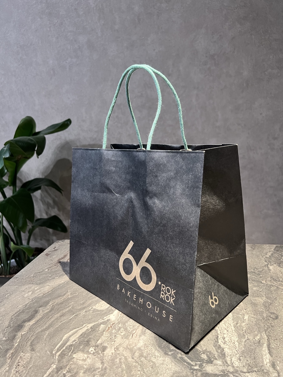 66 BAKEHOUSEロゴ入りの黒い紙袋