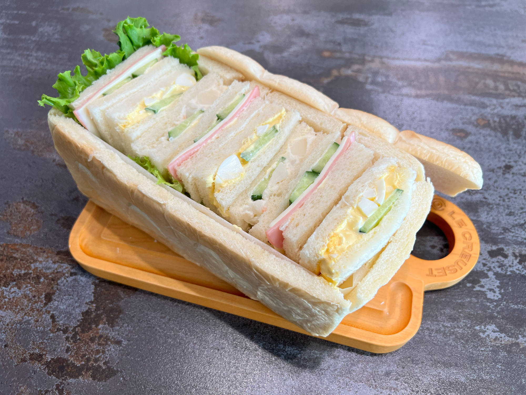 The食パンにハム＆チーズ、たまご、ポテトサラダを詰めたパン・シュープリーズ