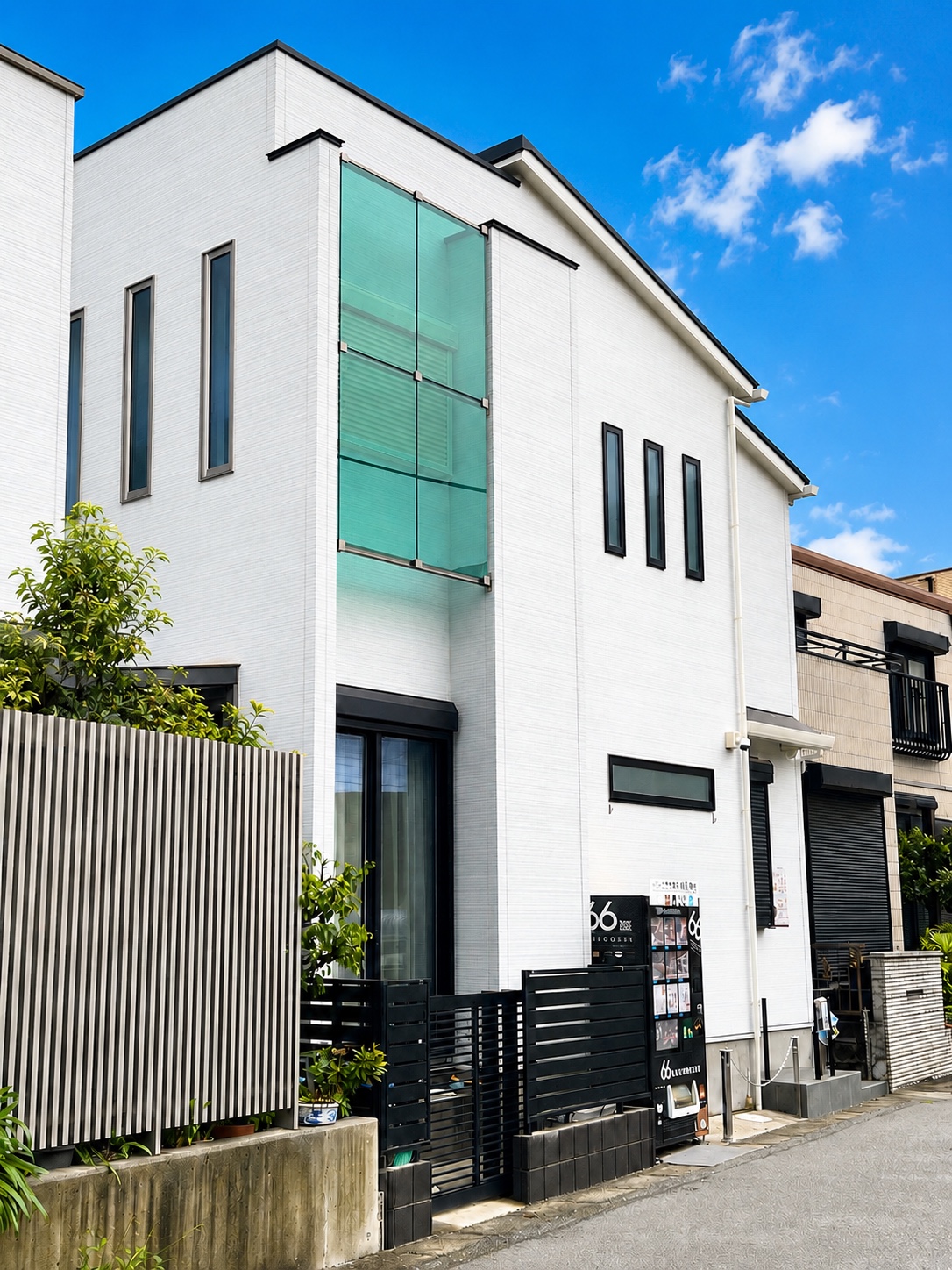 66 BAKEHOUSEの白い建物と販売窓